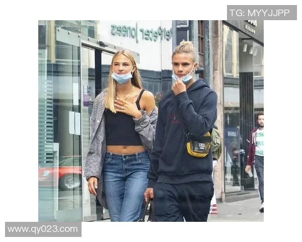 街拍风格与足球明星魅力完美结合的精美图片集锦